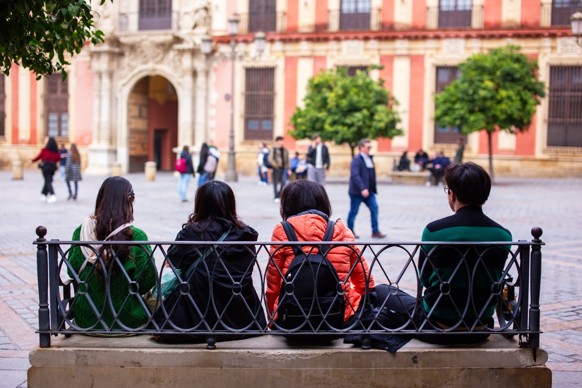 Studenti che si rilassano su una panchina in una piazza di Siviglia